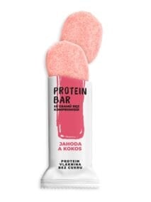 proteinová tyčinka jahoda a&nbsp;kokos vykukující z&nbsp;obalu