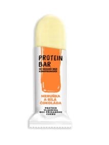 proteinová tyčinka meruňka a&nbsp;bílá čokoláda vytažená z&nbsp;obalu