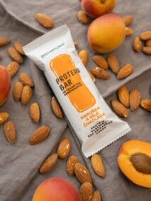 proteinová tyčinka meruňka a&nbsp;bílá čokoláda mezi mandlemi