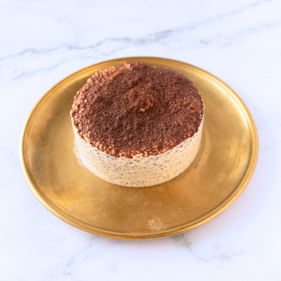 Chia tiramisu posypané kakaem na zlatém talíři