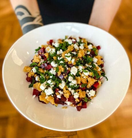 salát z červené řepy, červené čočky, petrželky a sýru feta