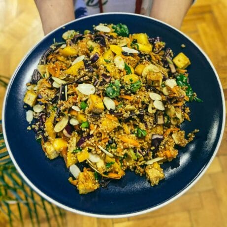 quinoový salát s tofu, mangem, červeným zelím a plátky mandlí
