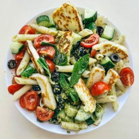 těstovinový salát s halloumi, cherry rajčaty, okurkou, olivami a pestem